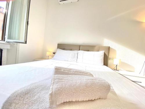 1 dormitorio con 1 cama blanca grande con almohadas blancas en Graziosa in Washington, Milano City Life e Fiera Milano City en Milán