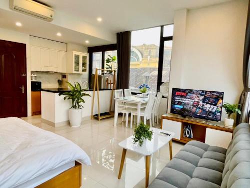 um quarto com uma cama e uma cozinha com uma mesa em Kem Apartment 18 Ngô Quyền em Hanói