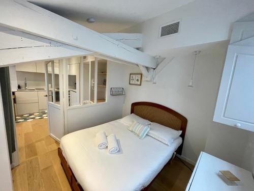 une chambre avec un lit avec deux serviettes dessus dans l'établissement L'Ecrin des Arts - Appt climatisé, à Toulouse