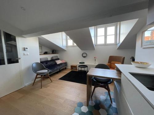 Ce petit appartement comprend une chambre et un salon. dans l'établissement L'Ecrin des Arts - Appt climatisé, à Toulouse