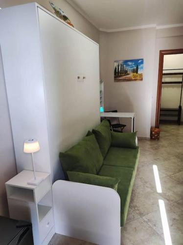 - un salon avec un canapé vert et une table dans l'établissement Nella Dolce Grotta, à Monsummano