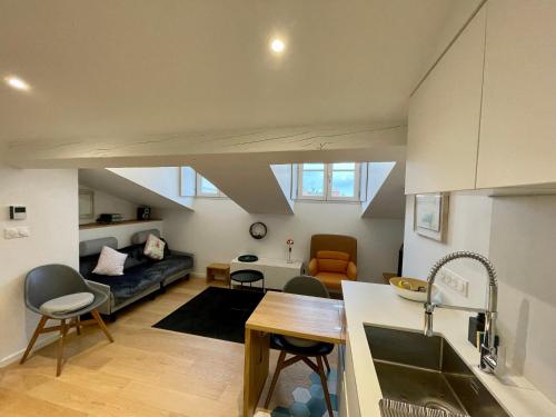 une cuisine et un salon avec un canapé dans l'établissement L'Ecrin des Arts - Appt climatisé, à Toulouse