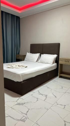 uma cama num quarto com tecto vermelho em Convênio Residencial-Hotelaria & Turismo em Luanda