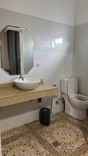 ein Bad mit einem Waschbecken und einem WC in der Unterkunft Convênio Residencial-Hotelaria & Turismo in Luanda