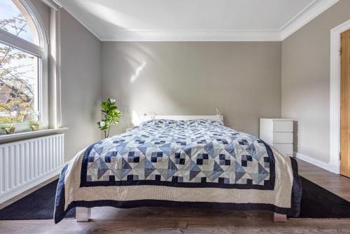 a bedroom with a bed and a window at Bei der alten Keksfabrik in Hamburg