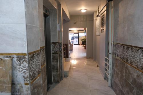 korytarz budynku z podłogą wyłożoną kafelkami i drzwiami w obiekcie Çam Suit w Kahramanmaras