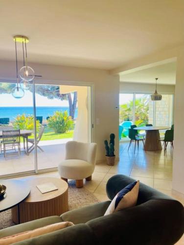 un salon avec un canapé et une vue sur l'océan dans l'établissement Le St Barth - Clim - Accès mer direct - 2 chbre Parking, à La Ciotat