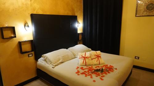 una camera d'albergo con un letto fiorito di Il Cantuccio Suite a Salsomaggiore Terme