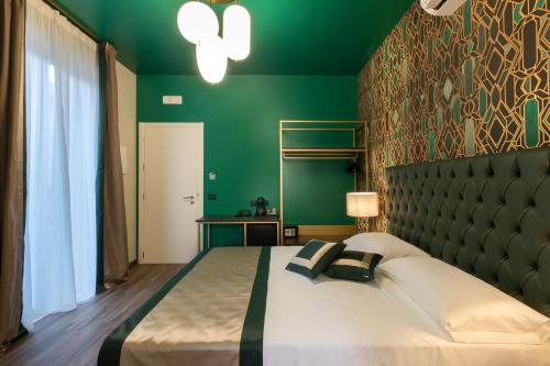 Un pat sau paturi într-o cameră la The Time -Home & Hotel-
