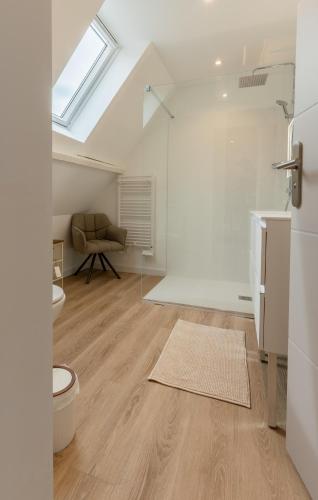 une salle de bain avec un lavabo et des toilettes dans une chambre dans l'établissement Villa Cap, à Audinghen