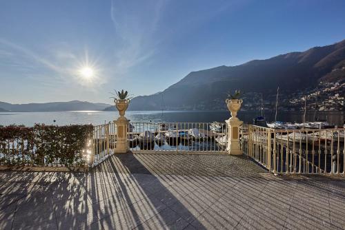 - Balcón con puerta y vistas al agua en Luxury Villa Tesoro & pool, en Torno