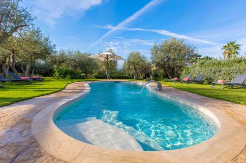Villa Serenity garden & pool 내부 또는 인근 수영장