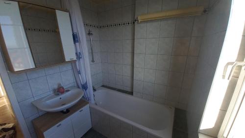 y baño con lavabo y bañera. en Traumausblick auf ganz Wien - nur für Dich Alleine, en Perchtoldsdorf