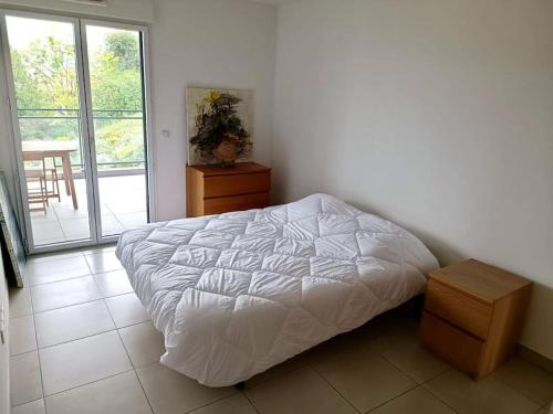 une chambre avec un lit blanc et une table dans l'établissement Péssicart - T2 avec terrasse - Résidence avec piscine, à Nice