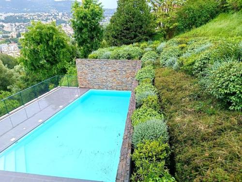 une piscine au milieu d'une colline avec des plantes dans l'établissement Péssicart - T2 avec terrasse - Résidence avec piscine, à Nice