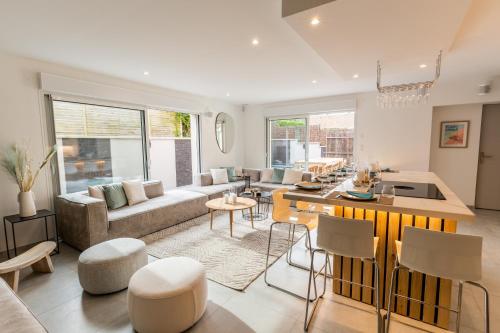 un salon avec un canapé et une table dans l'établissement Villa Cap, à Audinghen