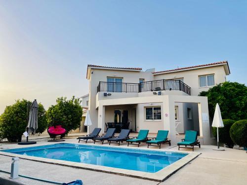 Piscina de la sau aproape de Holiday villa with pool and sea view!