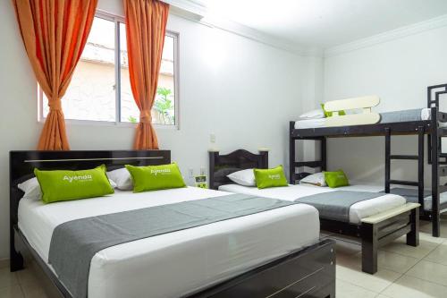 2 Betten in einem Zimmer mit 2 Etagenbetten in der Unterkunft Hotel Bacatá in Bucaramanga
