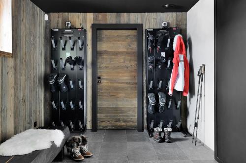 Chalet Stormy في كومبلو: غرفة مع باب مع مجموعة من الأحذية