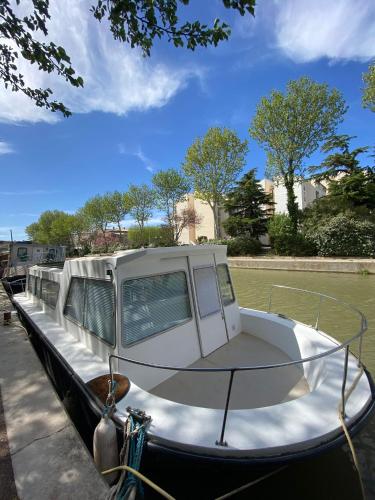 a boat is docked at a dock in the water at Bateau Mama Mia in Narbonne