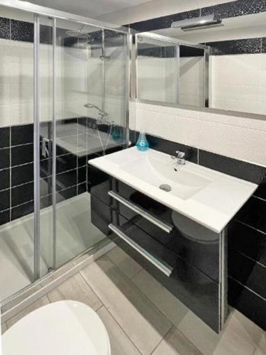 a bathroom with a sink and a toilet and a shower at Playa Honda Apartamento Abeja in Playa de las Americas