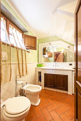 a bathroom with a toilet and a sink at Fonte Del Castagno in Sinalunga