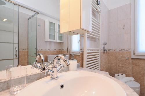 y baño con lavabo y espejo. en Primopiano - Bignami, en Milán