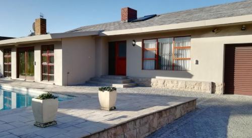 una casa con piscina delante en Mila's at Panorama, en Panorama