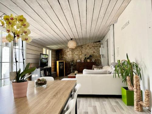 un salon avec un canapé blanc et une table dans l'établissement Le Muguet, maison de caractère à Bénodet, à Bénodet