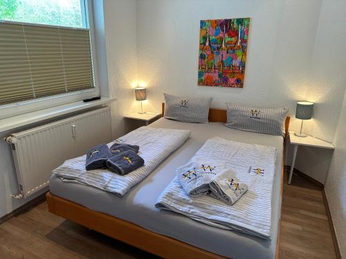 ein Schlafzimmer mit zwei Betten mit Handtüchern darauf in der Unterkunft Meike 2 - Ebenerdige Wohnung mit Terrasse und kleinem Garten in Wangerooge
