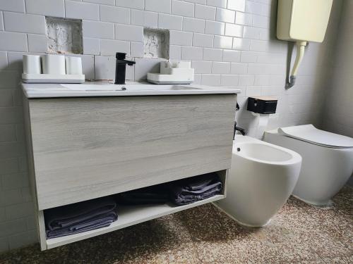 a bathroom with a sink and a toilet at Stanza privata in dimora storica in Paderno