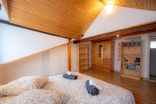 En eller flere senge i et værelse på La cachette historique 3 chambres