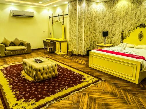 um quarto com uma cama, um sofá e um espelho em Purity Pyramids View Palace no Cairo