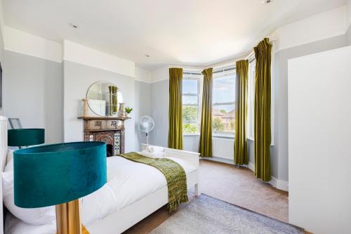 um quarto com uma cama e um espelho em 6 Bedroom House by AV Stays Acton Sleeps 11 Free Parking em Londres