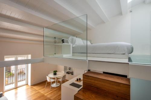 パレルモにあるKalsa miniLoft by Wonderful Italyのベッドルーム1室(ベッド1台、テーブル付)