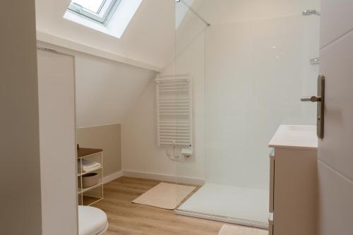 une salle de bain avec toilettes et fenêtre dans l'établissement Villa Opale, à Audinghen