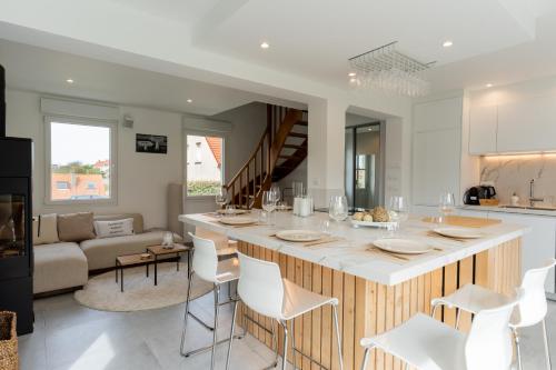 une cuisine et un salon avec une grande île dans l'établissement Villa Opale, à Audinghen