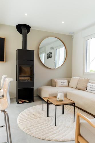 un salon avec un canapé et un miroir dans l'établissement Villa Opale, à Audinghen