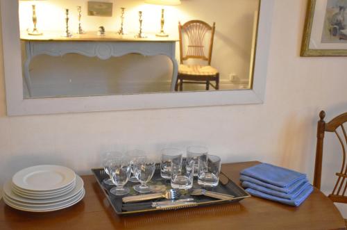 - un plateau de verres à vin sur une table avec un miroir dans l'établissement Montparnasse - Palace, à Paris