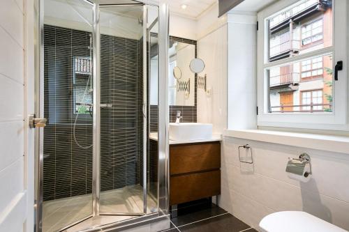 y baño con ducha y lavamanos. en Luderna - Apartamento Val de Ruda A17 era Cabana, en Baqueira Beret