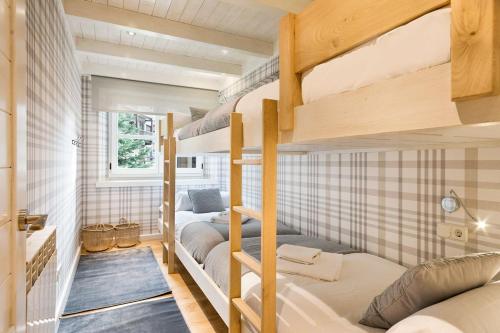 a bedroom with two bunk beds in a room at Luderna - Apartamento Val de Ruda A17 era Cabana in Baqueira-Beret