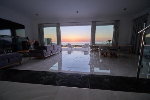 salon z widokiem na ocean w obiekcie Olymp Luxury Villa D w Pafos