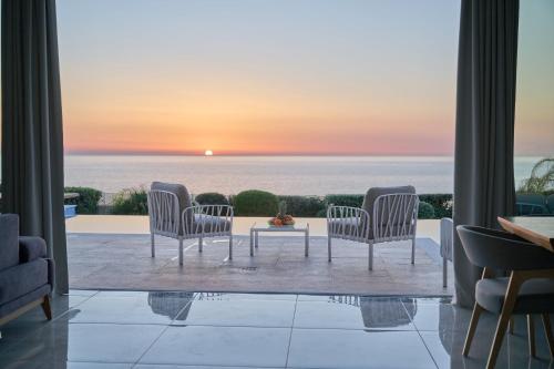 salon z widokiem na ocean w obiekcie Olymp Luxury Villa D w Pafos