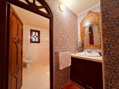 Bilik mandi di Riad le Petit Jardin