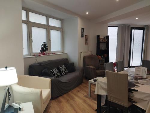 un salon avec un canapé et une table dans l'établissement Le Grand Large, à Dieppe