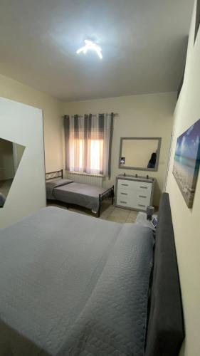 um quarto com 2 camas e um espelho em Camera doppia o tripla con bagno "Nel Cuore di Faenza" em Faenza