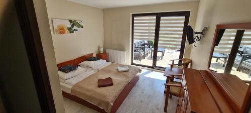 ヤストシェンビャ・グラにあるWilla Koralの小さなベッドルーム(ベッド1台、窓付)