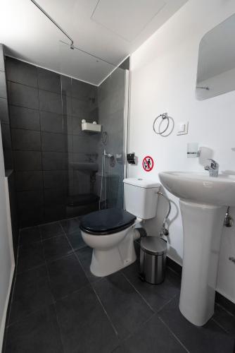 een badkamer met een toilet en een wastafel bij Liberal Metaxourgeio in Athene