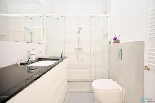 Ett badrum på Solvo by 3City Rentals