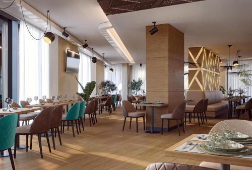 um restaurante com mesas e cadeiras num quarto em Hotel & Spa Ponta Plaza em Budva